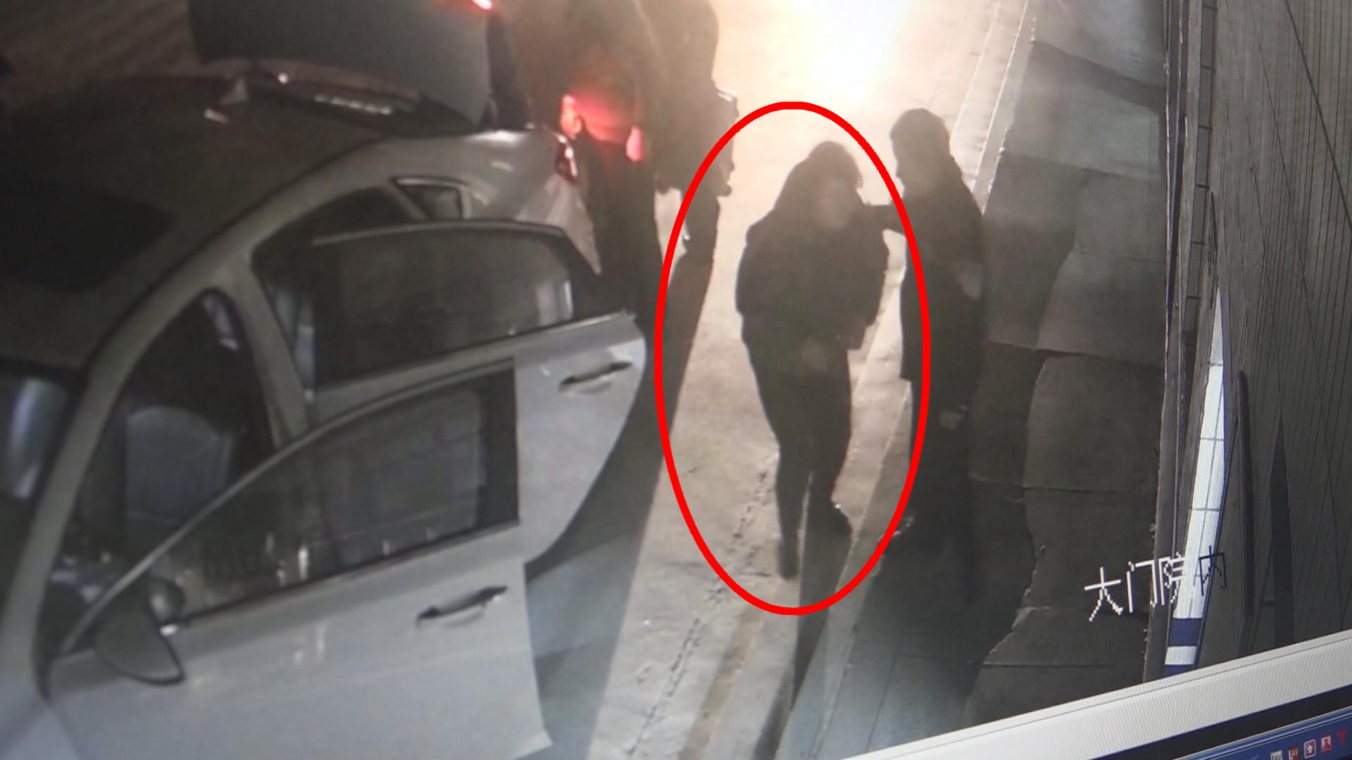 警方抓捕犯罪嫌疑人现场