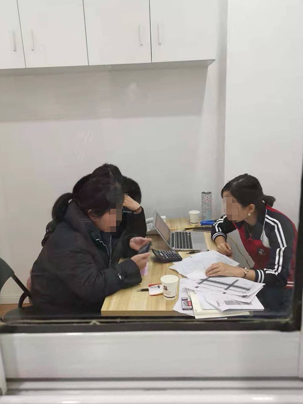 家长在办公室办理退费手续。