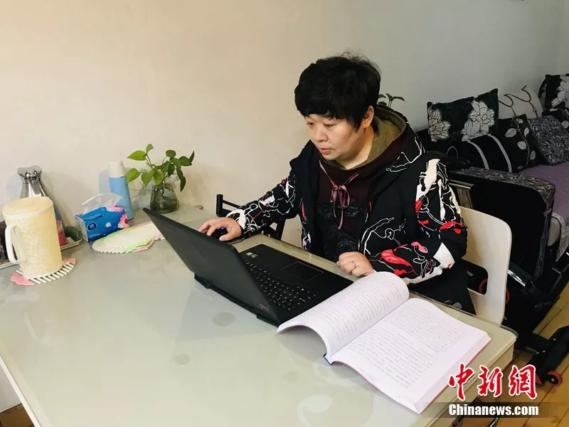 王晓丽整理QQ空间中的成长档案 张芹 摄