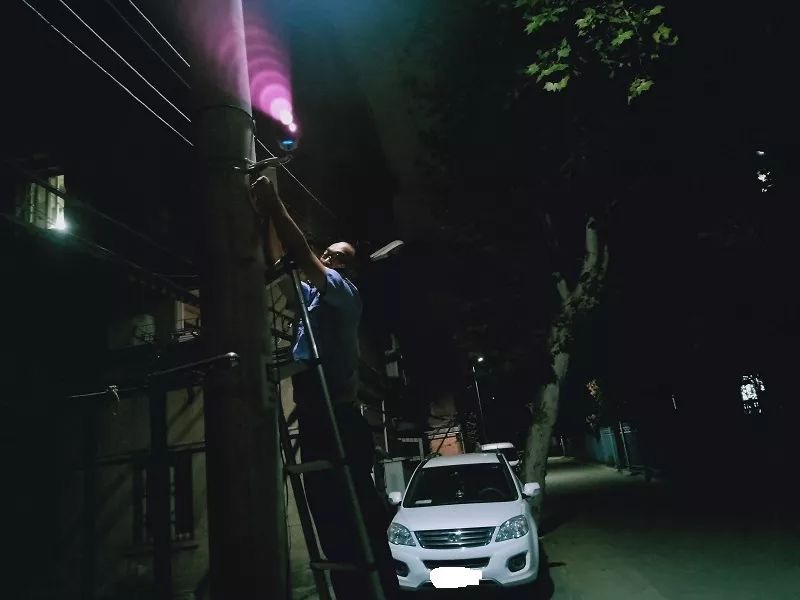 “好奇害死猫”！男子偷走13岁学生手机后围观破案被抓