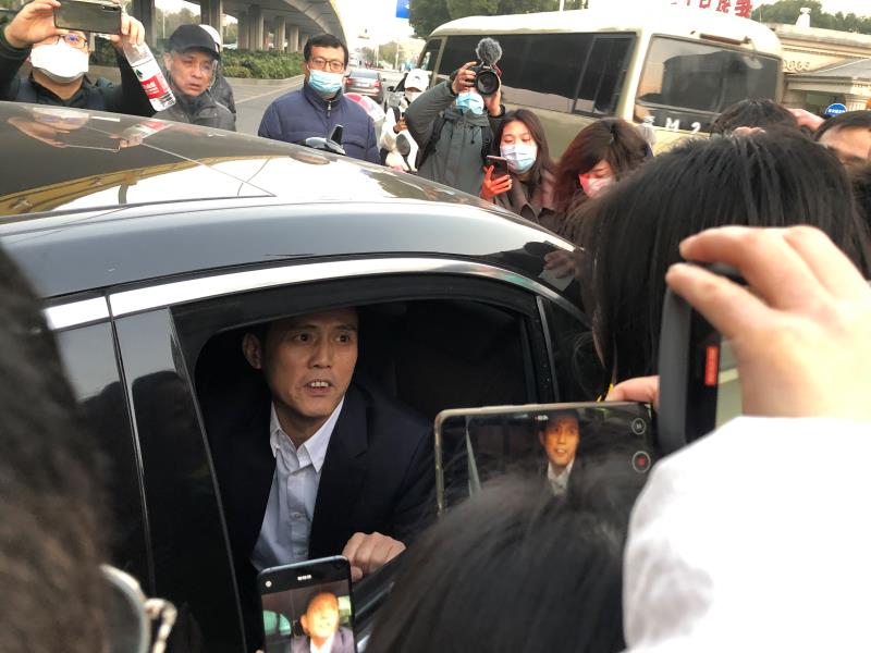 庭审结束后,劳荣枝姐姐拦住法援律师的车,她认为此前劳荣枝拒绝家人请律师不是她的本意。王翀鹏程摄