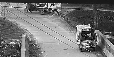 女子用身体挡车。