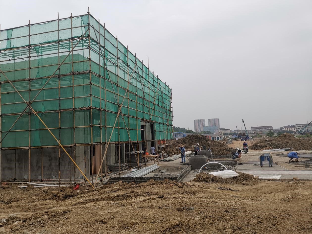 7月6日,新城控股旗下的新城悦隽公馆项目,计划在7月完工的售楼处。