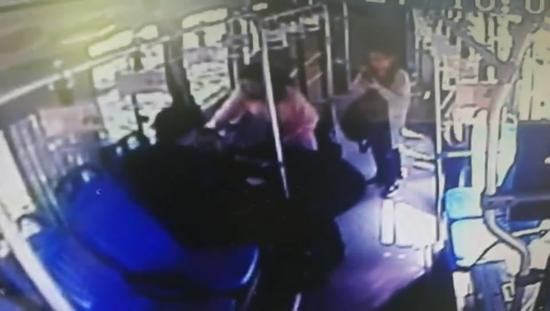 为了生命逆向闯红灯的公交 让病人转危为安