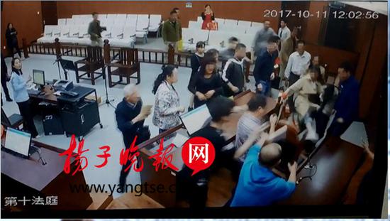 江苏首例！法庭上追打律师 五被告扰乱法庭秩序获刑