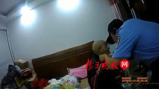 民警徒手掰开防盗窗 阻止一起老人自杀事件