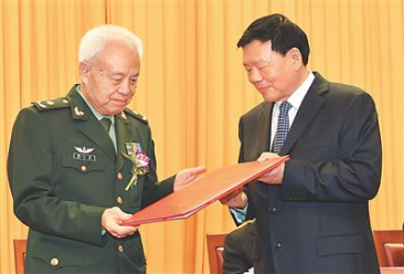 |在这场高规格大会上 他们又站到了C位