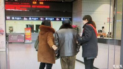 老汉家人赶到车站接他。凡仁摄