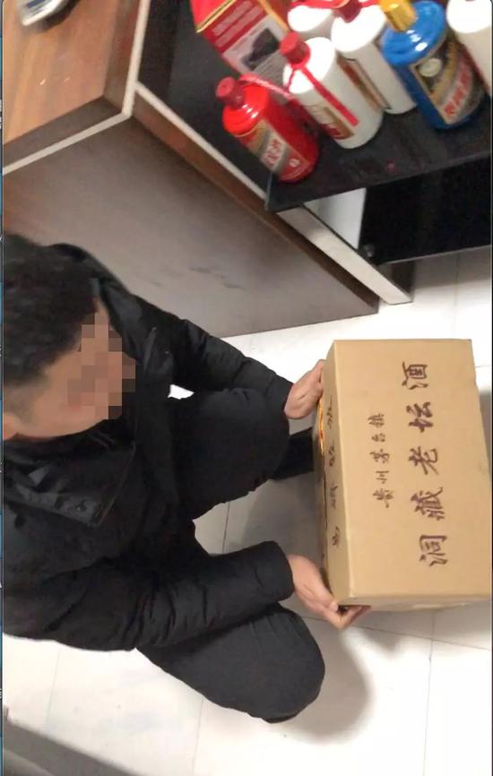 ▲陈建荣(化名)展示洞藏酒样品图