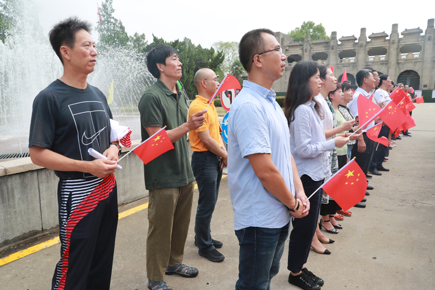 大家合唱《歌唱祖国》