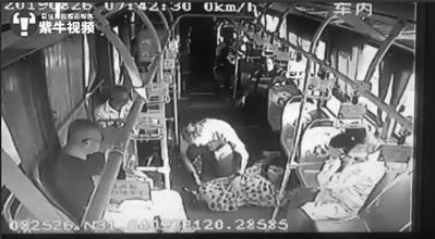 Dreyer教授跪地救人。