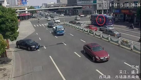 苏州大巴车上惊现悬浮“超人”：用生命在表演魔术