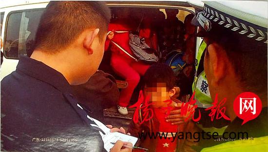 核载8人面包车塞进27名学生 黑校车司机获刑3个月