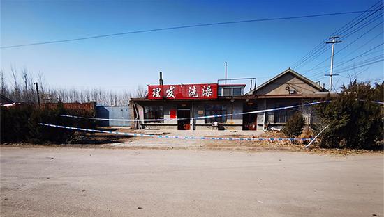 死者一家生前经营的理发店已被拉上警戒线。