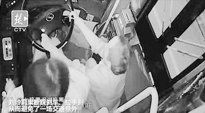 湖北汉口,一名中年男子突然爬上驾驶室,抢夺方向盘