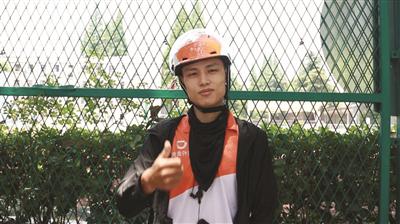 聋哑外卖小哥从路盲练成跑单王 15秒编好几十字短信