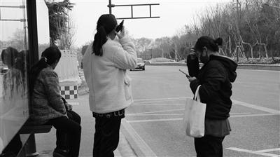 南京市民在等公交车