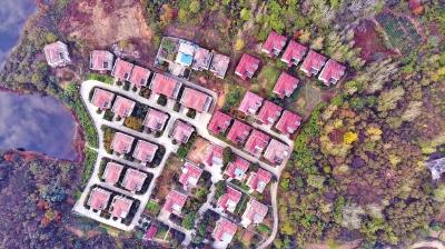 信阳市平桥区震雷山风景区内的违建别墅。 本文图片 大河网 图