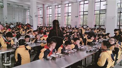 中小学食堂后厨长啥样 带你瞧瞧这两所样板校