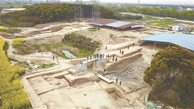 考古发掘现场河道遗迹清晰可见。