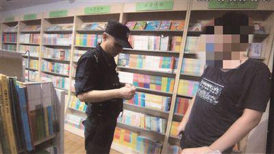 民警在书店抓获嫌疑人(右) 。警方供图