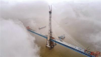 空中俯览建成的主塔。通讯员供图