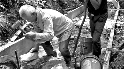 石料从15公里外的河岸上搬捡 76岁老人重修古道