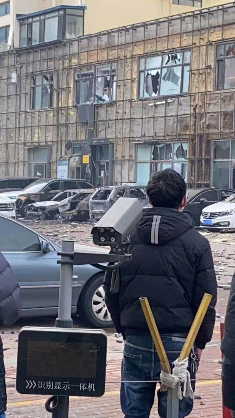 爆炸后小区楼房玻璃不同程度损毁。受访者供图