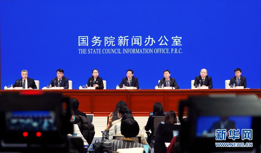 12月19日,国务院联防联控机制在北京举行新闻发布会,请国务院联防联控机制科研攻关组疫苗研发专班负责人、国家卫生健康委副主任曾益新,工业和信息化部消费品工业司负责人毛俊锋,国家卫生健康委医政医管局监察专员焦雅辉,国家卫生健康委疾控局负责人崔钢,国务院联防联控机制科研攻关组疫苗研发专班工作组组长、国家卫生健康委医药卫生科技发展研究中心主任郑忠伟,中国疾控中心免疫规划首席专家、主任医师王华庆介绍重点人群新冠病毒疫苗接种工作,并答记者问。