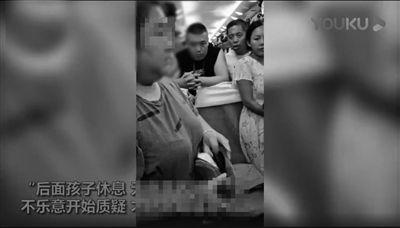 女子带两孩子在火车上睡觉占了6座 一人多票可以吗？