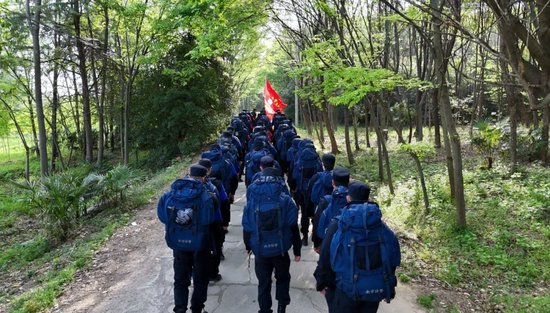 图释:特警队员开展负重野外行军 拍摄:赵阳