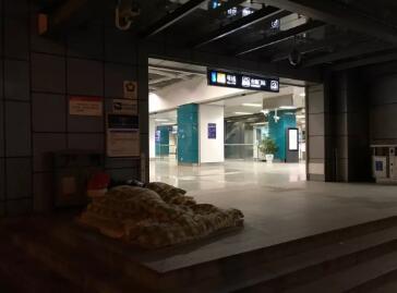 ▲安德门地铁站前有人席地而眠。新京报记者祖一飞摄