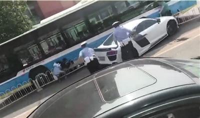 逃逸跑车驾驶员自首 涉毒驾被刑拘