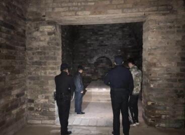 ▲福清公主墓被清理后,工作人员在夜晚进行巡查。受访者供图