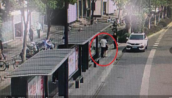 突然遭"袭胸" 姑娘拿起雨伞使出一招