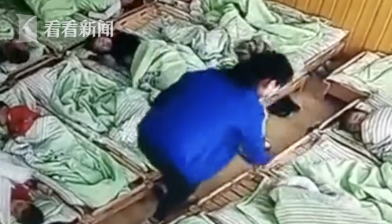 幼儿园孩子午睡被老师用书打头 园方：是实习生