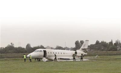 飞机场跑道一般多少米 Z558-hawmaua0551235.jpg