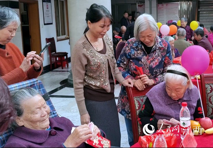 发放现金后,老人们非常开心。