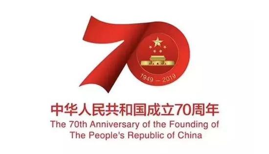 首先是共唱《我和我的祖国》活动