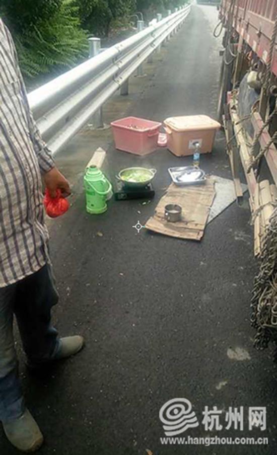 司机高速上停车支锅为老婆做饭:A2驾照最后6分扣光