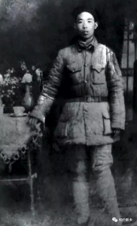 担任辉县第一任武委会主任(今人武部部长)时的郭兴。
