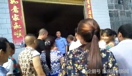 四年级女孩遭继母虐待 父亲不让曝光：担心失去老婆