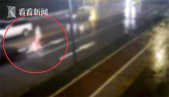 情侣在马路上吵架女生被撞身亡 男生负主责被逮捕