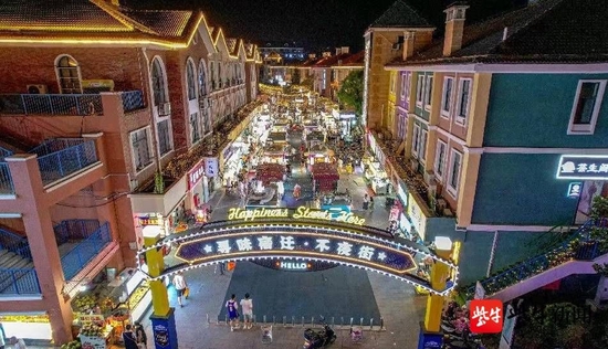 “不夜街”夜晚热闹异常,成了市民夜游、夜购的好去处。
