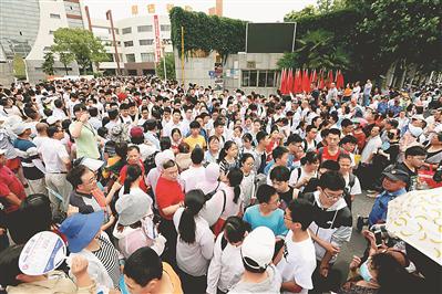 昨日,淮安市中考首场考试结束。图为清浦中学考点的考生走出考场。 张照久摄