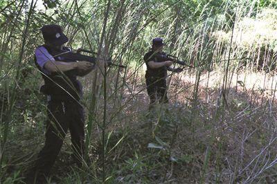 民警举枪射击。