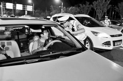 交警对过往司机进行酒精检测。交警供图