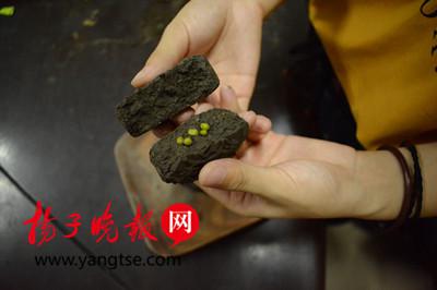 农学院新生获赠“土月饼” ，就是那种土做的月饼！