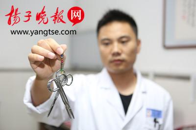 将这些磁铁连在一起可以吸起三把手术剪刀。刘威 摄