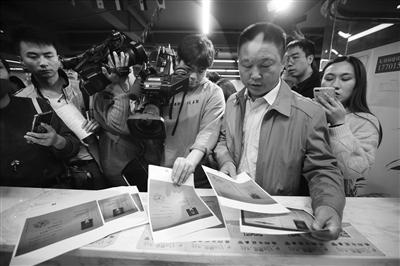 多部门检查人员突击检查新东方、乐灵等培训机构。 新华报业视觉传媒中心记者 刘莉 摄